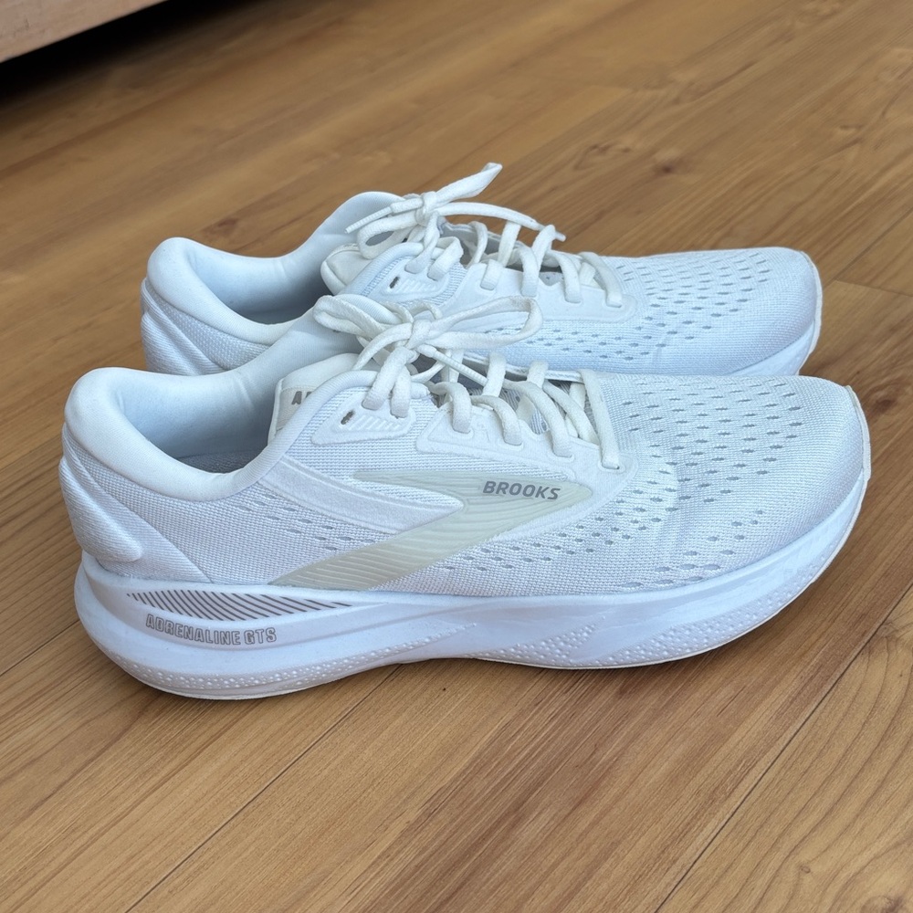Brooks women white Adrenaline GTS 24 in excellent condition size 9.5